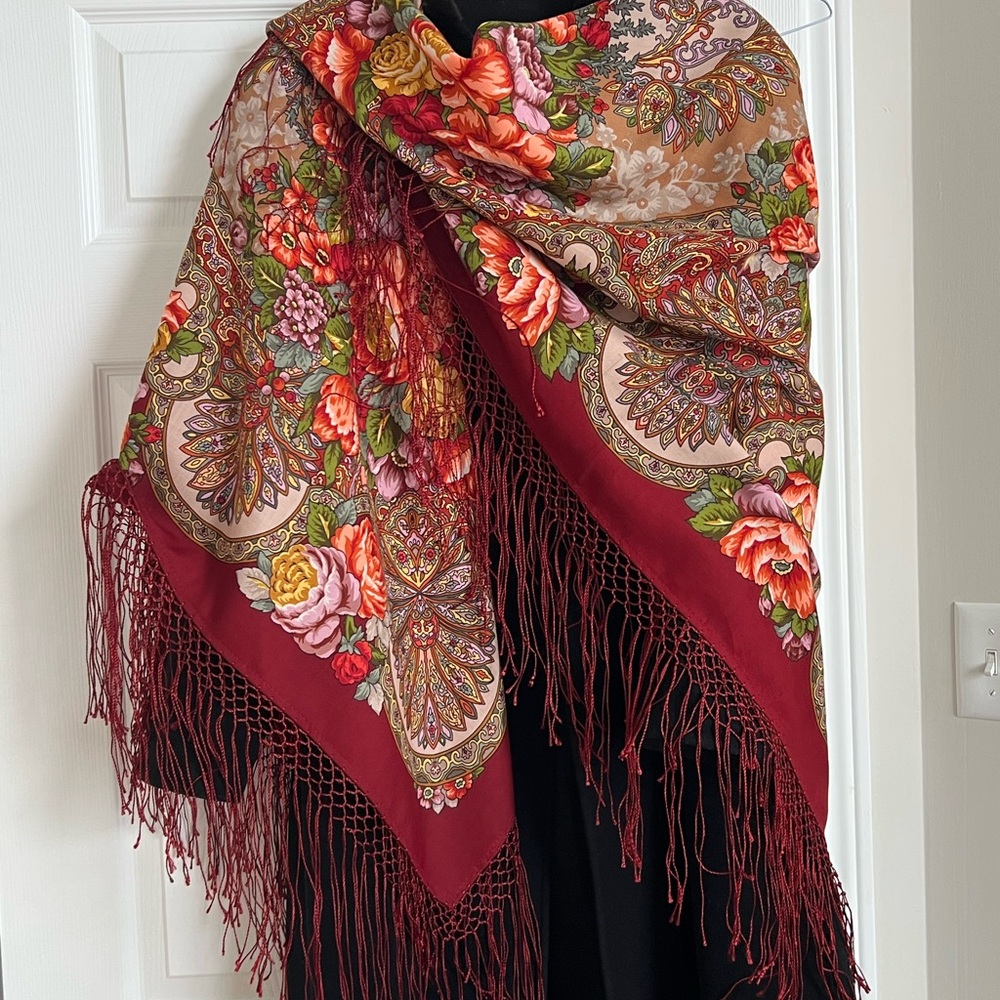 Russian square scarf call Platki .
It’s brand new not use made 100% light wool .
